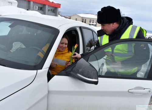 Госавтоинспекция провела традиционную акцию «Цветы для автоледи»