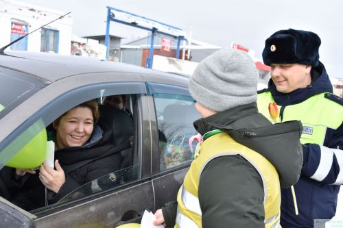 Госавтоинспекция провела традиционную акцию «Цветы для автоледи»