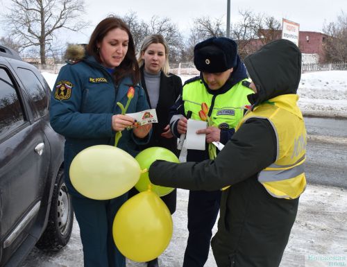 Госавтоинспекция провела традиционную акцию «Цветы для автоледи»