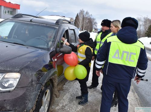 Госавтоинспекция провела традиционную акцию «Цветы для автоледи»