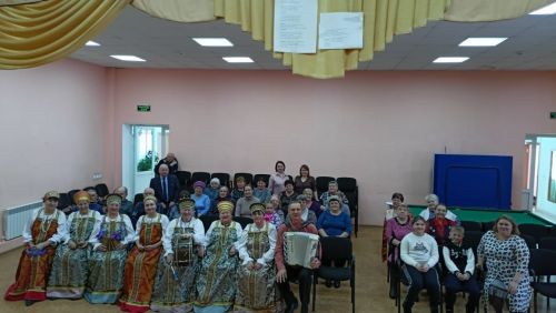 В Кильдееве глава сельского поселения поздравил односельчанок с наступающим 8 марта
