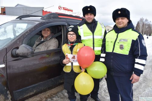Госавтоинспекция провела традиционную акцию «Цветы для автоледи»
