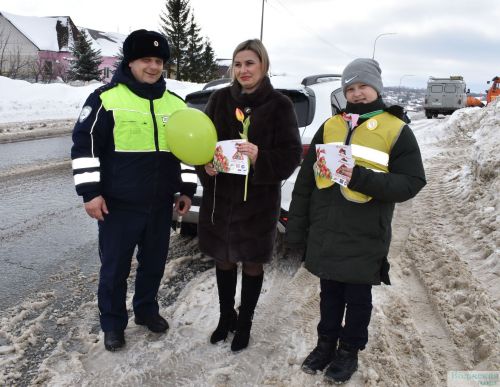 Госавтоинспекция провела традиционную акцию «Цветы для автоледи»