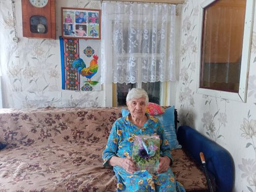 Соцработники поздравили своих подопечных с наступающим 8 марта
