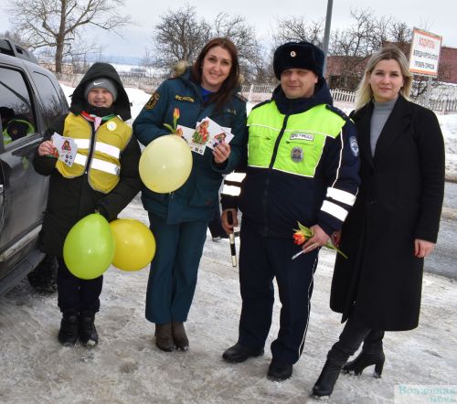 Госавтоинспекция провела традиционную акцию «Цветы для автоледи»