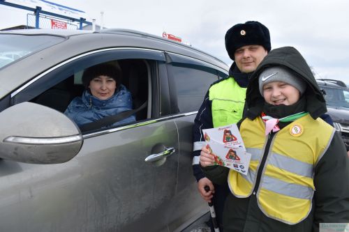 Госавтоинспекция провела традиционную акцию «Цветы для автоледи»