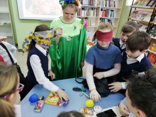 Сотрудники районной детской библиотеки подарили школьникам «День прекрасных королев»