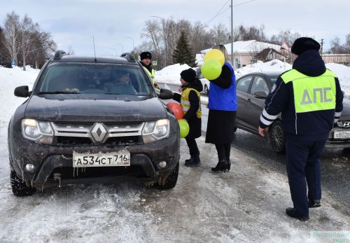 Госавтоинспекция провела традиционную акцию «Цветы для автоледи»