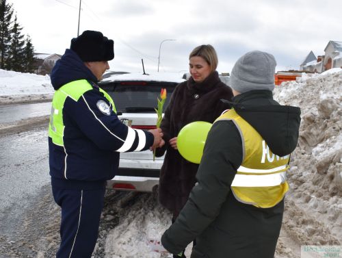 Госавтоинспекция провела традиционную акцию «Цветы для автоледи»
