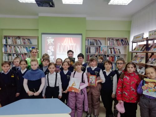 Сотрудники районной детской библиотеки подарили школьникам «День прекрасных королев»