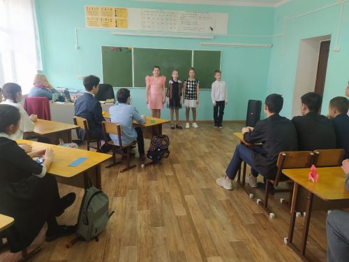 В поселке Октябрьский и ракету запустили, и патриотические песни спели