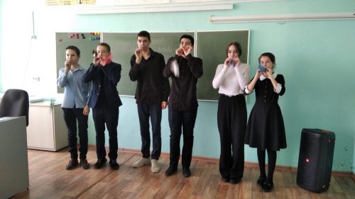 В поселке Октябрьский и ракету запустили, и патриотические песни спели