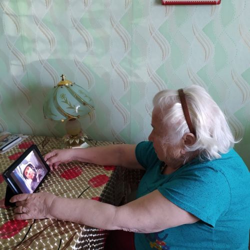 Соцработники показали своим подопечным фильм к Дню космонавтики