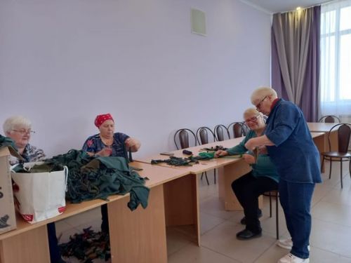 Ветераны и школьники дружно взялись и изготовили маскировочную сетку для наших солдат