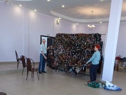 Ветераны и школьники дружно взялись и изготовили маскировочную сетку для наших солдат