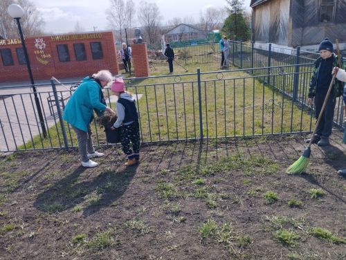 В Ямбулатове провели субботник на территории мемориала Победы