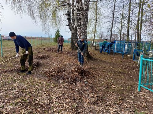 Жители деревни им. М. Вахитова организовано провели уборку местного кладбища