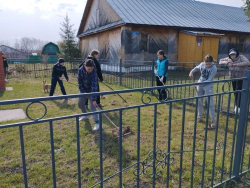 В Ямбулатове провели субботник на территории мемориала Победы
