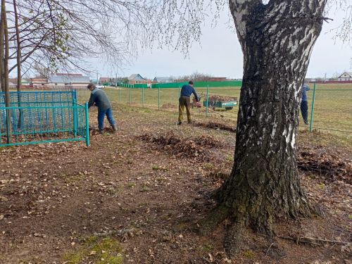 Жители деревни им. М. Вахитова организовано провели уборку местного кладбища