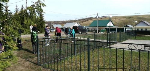 В Ямбулатове провели субботник на территории мемориала Победы