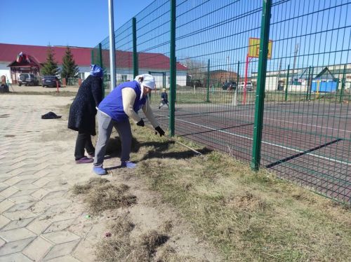 Глава Верхнеуслонского района личным примером сподвиг односельчан выйти на субботник