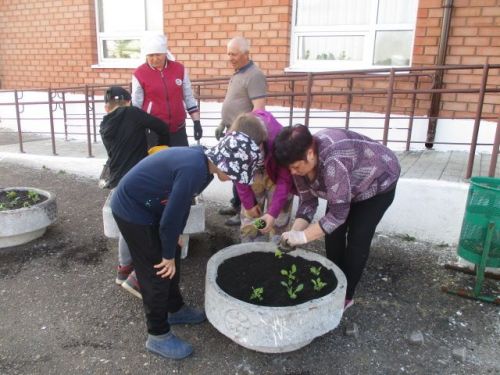 В Кильдееве культработники и подростки провели субботник по посадке цветов