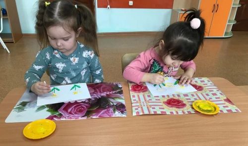 “Салават күпере” балалар бакчасының нәни сабыйлары беренче язгы чәчәк- тузганак белән таныштылар