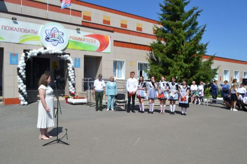 Выпускников Верхнеуслонской гимназии поздравил Марат Зиатдинов