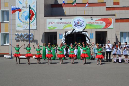 Выпускников Верхнеуслонской гимназии поздравил Марат Зиатдинов