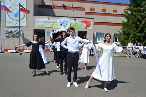 Выпускников Верхнеуслонской гимназии поздравил Марат Зиатдинов