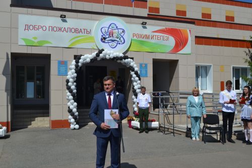 Выпускников Верхнеуслонской гимназии поздравил Марат Зиатдинов