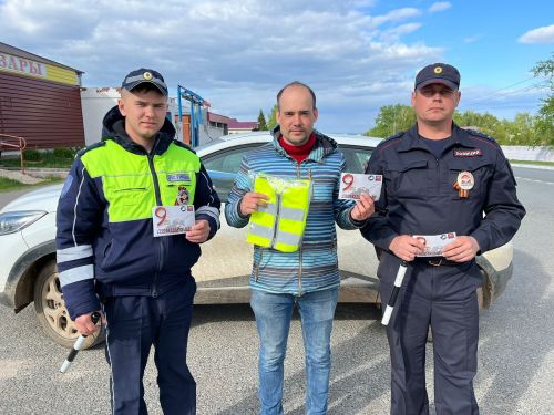 Автоинспекторы в Татарстане поздравили водителей с наступающим Днем Победы