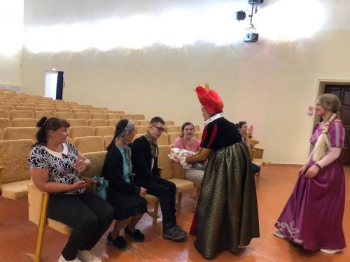 “Островок надежды” белгечләре бәйрәмгә килә алмаган кечкенә дусларына кунакка килделәр