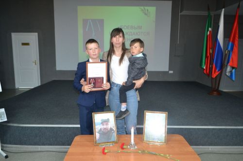 В Верхнем Услоне вручили ордена Мужества родным, погибших в зоне СВО…. посмертно