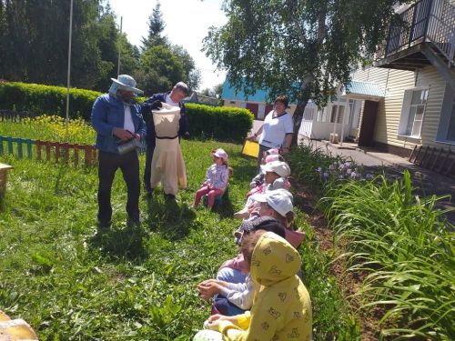 О профессиях с самого раннего детства: воспитанников «Березки» познакомили с профессией пчеловода