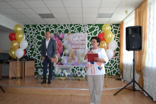 Социальных работников Верхнеуслонского района поздравил заслуженный артист Татарстана