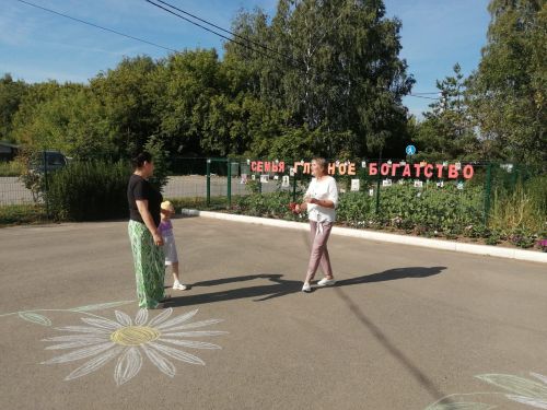 В детсаду «Березка» в честь дня семьи, любви и верности провели фотоакцию