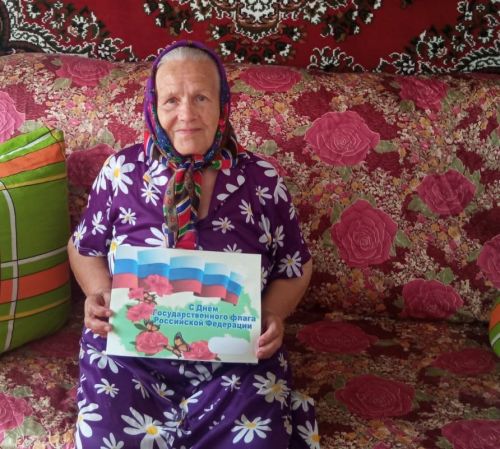 Соцработники района рассказали своим подопечным о Дне Государственного флага России