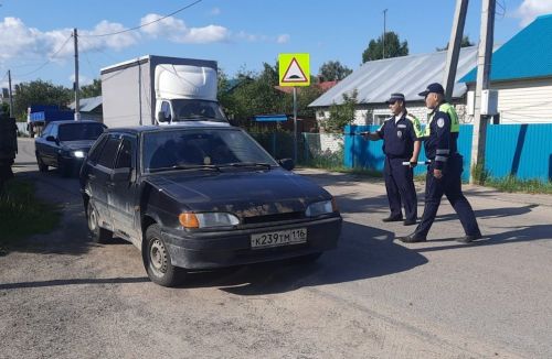 В Верхнем Услоне трое водителей перевозили детей с нарушением правил дорожного движения