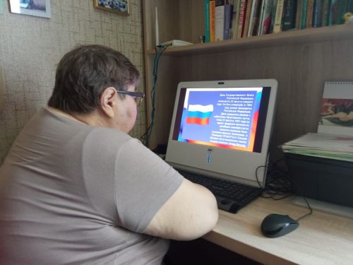 Соцработники района рассказали своим подопечным о Дне Государственного флага России