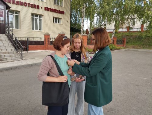 В Верхнем Услоне раздали ленточки в цветах российского триколора