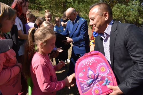 В Верхнем Услоне прошла акция «Соберем детей в школу»