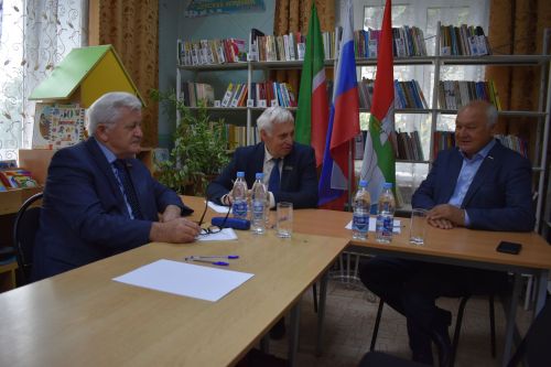Депутаты трех уровней провели прием граждан в Макулове
