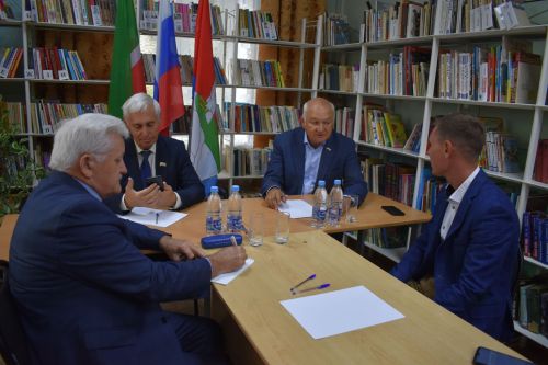 Депутаты трех уровней провели прием граждан в Макулове
