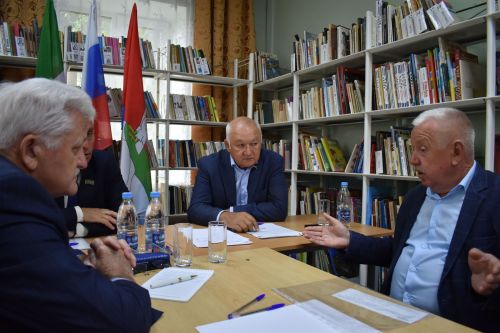 Депутаты трех уровней провели прием граждан в Макулове