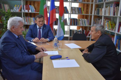 Депутаты трех уровней провели прием граждан в Макулове