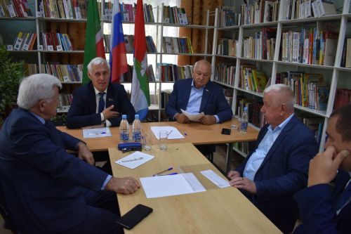 Депутаты трех уровней провели прием граждан в Макулове