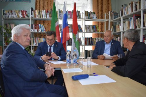 Депутаты трех уровней провели прием граждан в Макулове