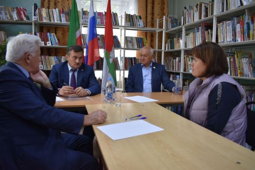 Депутаты трех уровней провели прием граждан в Макулове