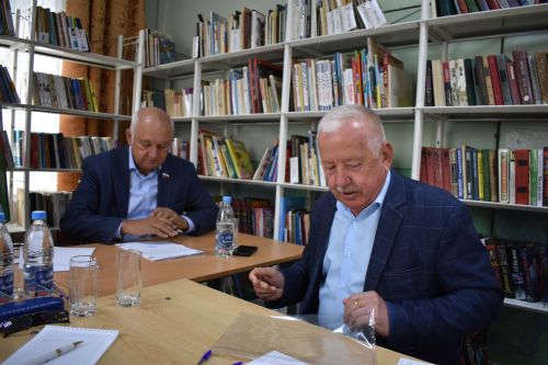 Депутаты трех уровней провели прием граждан в Макулове